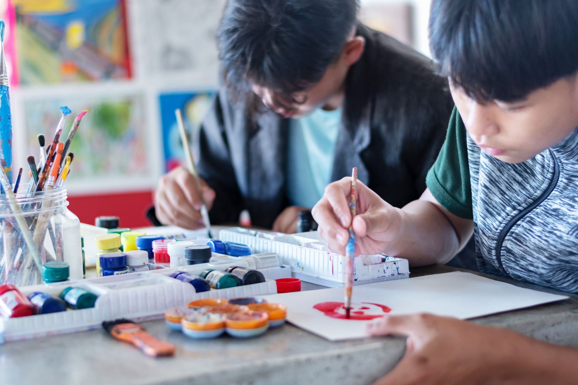 Drawing and coloring pictures by using poster colors and watercolors.